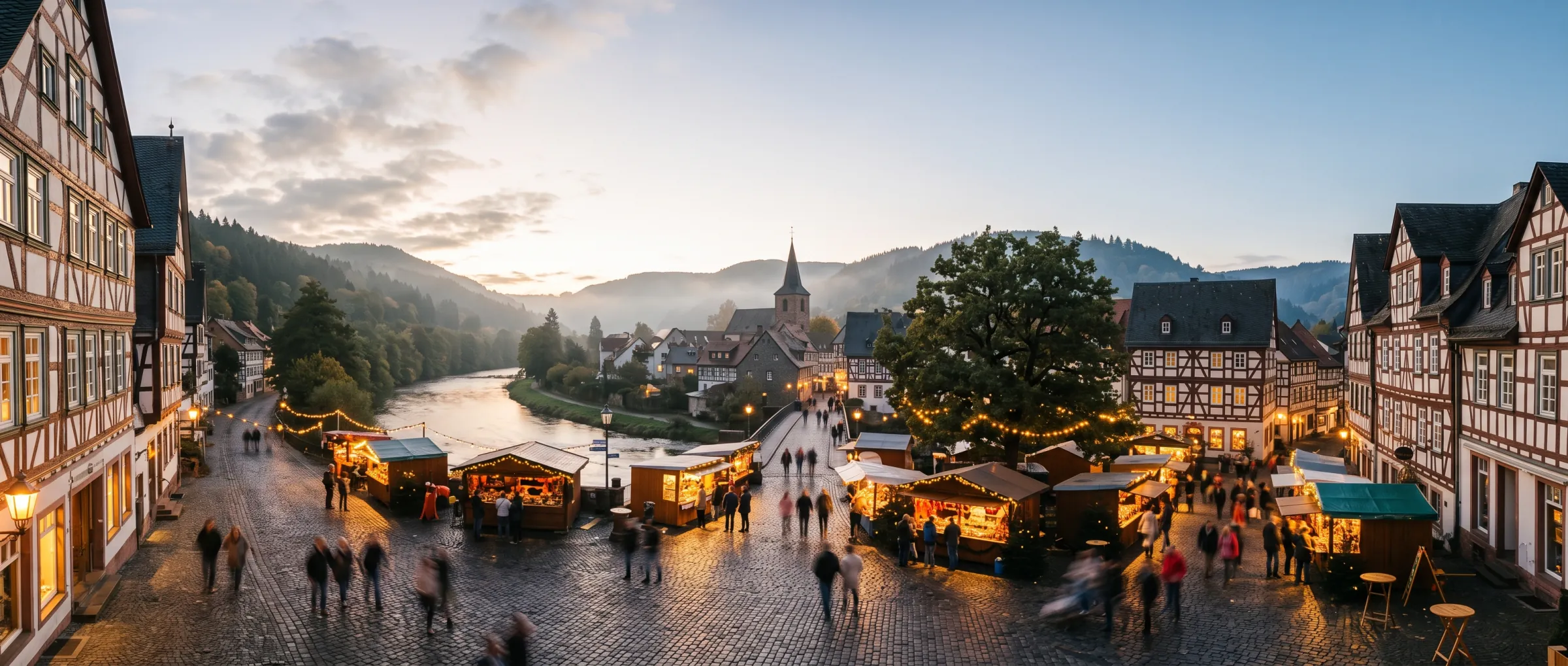 Lebendiges Treiben auf dem Marktplatz mit Lichtern und Menschen